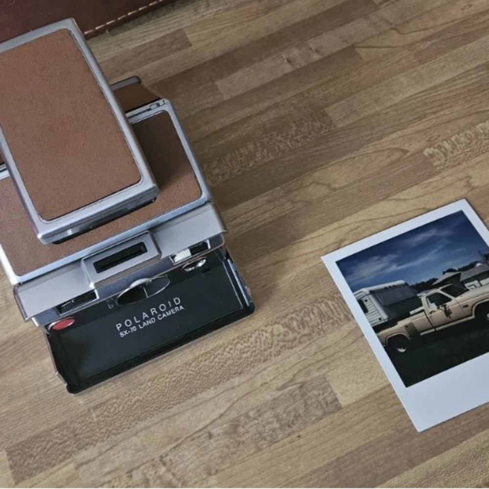 Polaroid SX-70 Land Camera tested and working. Case and two flashbulbs too!